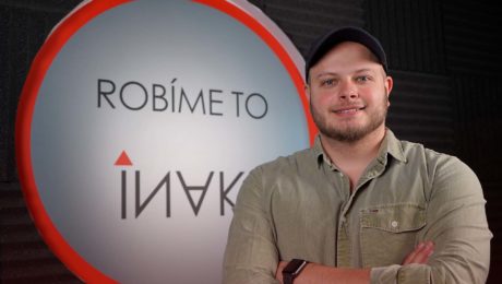 Marek Zámečník stojí pred logom Startitup