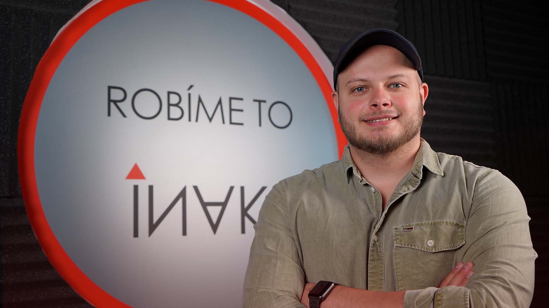 Marek Zámečník stojí pred logom Startitup