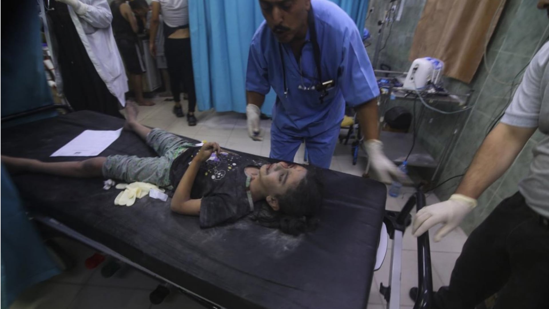 Na snímke je zranené dievča po útoku