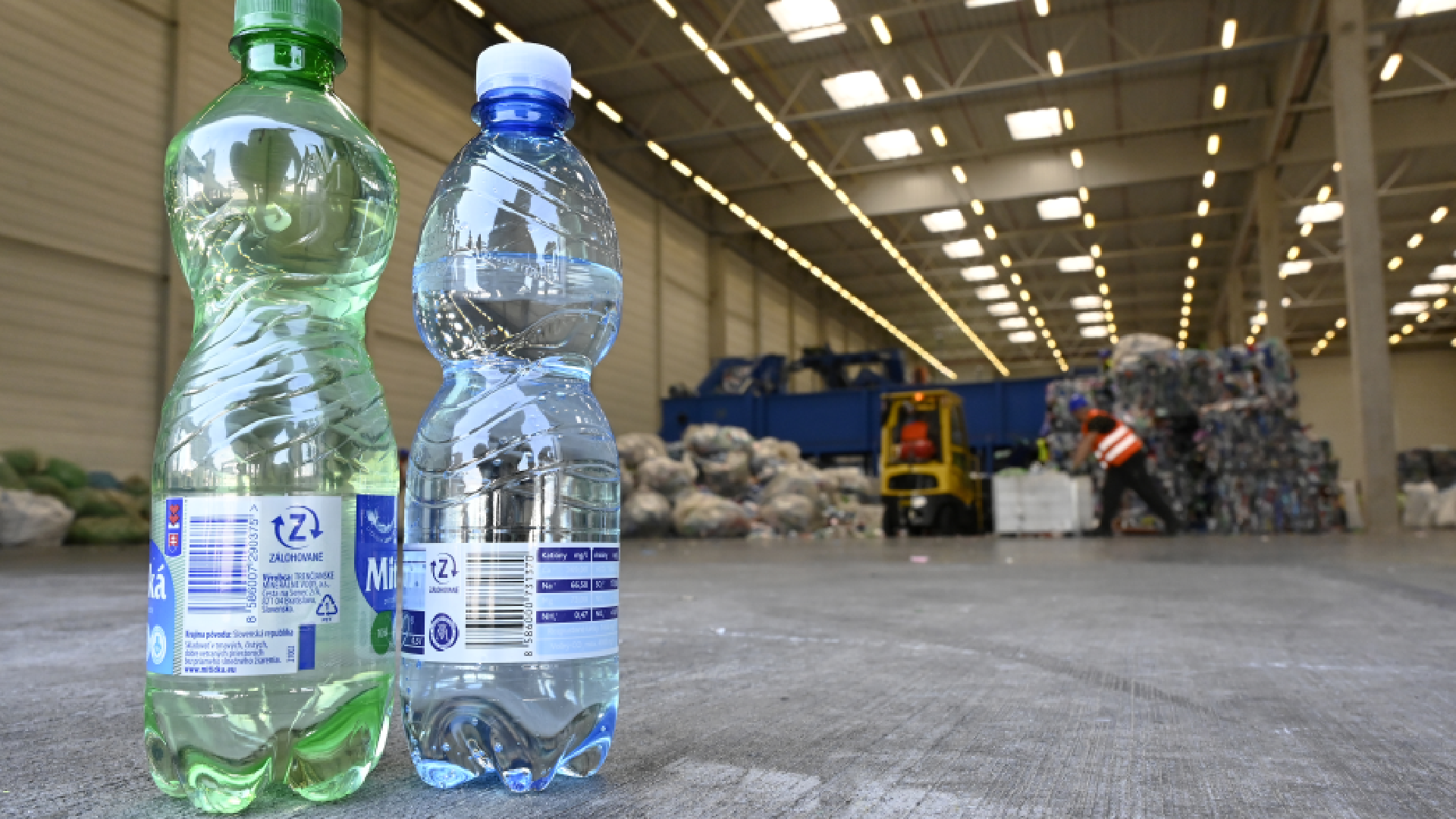 dve platové fľaše so symbolom "Z"