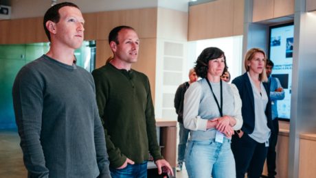 Na snímke je Mark Zuckerberg a jeho tím.