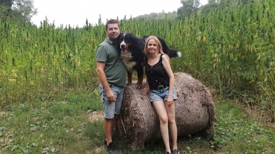 Manželia Peter a Silvia Vodaloví a ich pes Aston v Pčolinom v okrese Snina