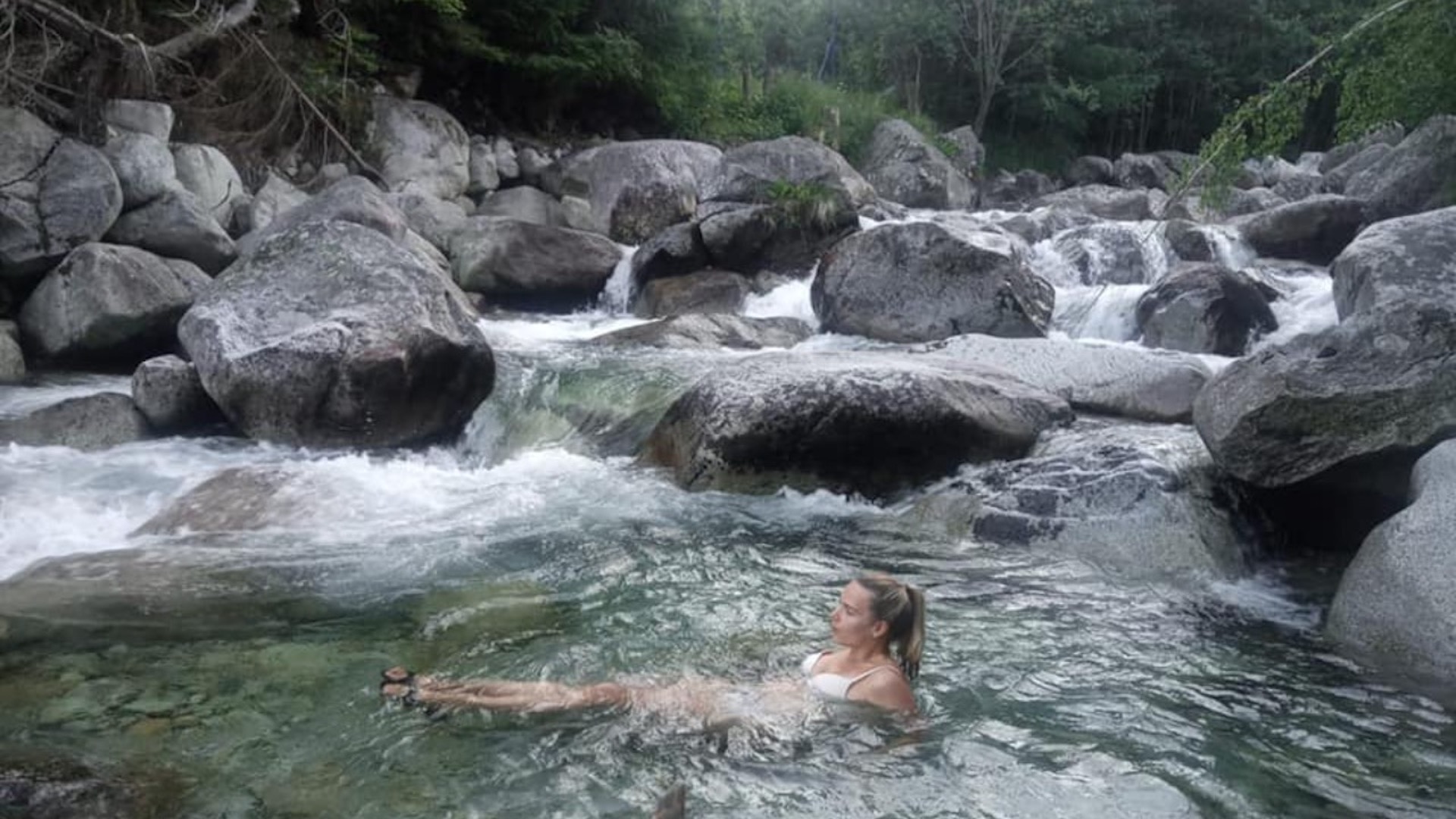 romana tabák sa kúpala v potoku v chránenej oblasti