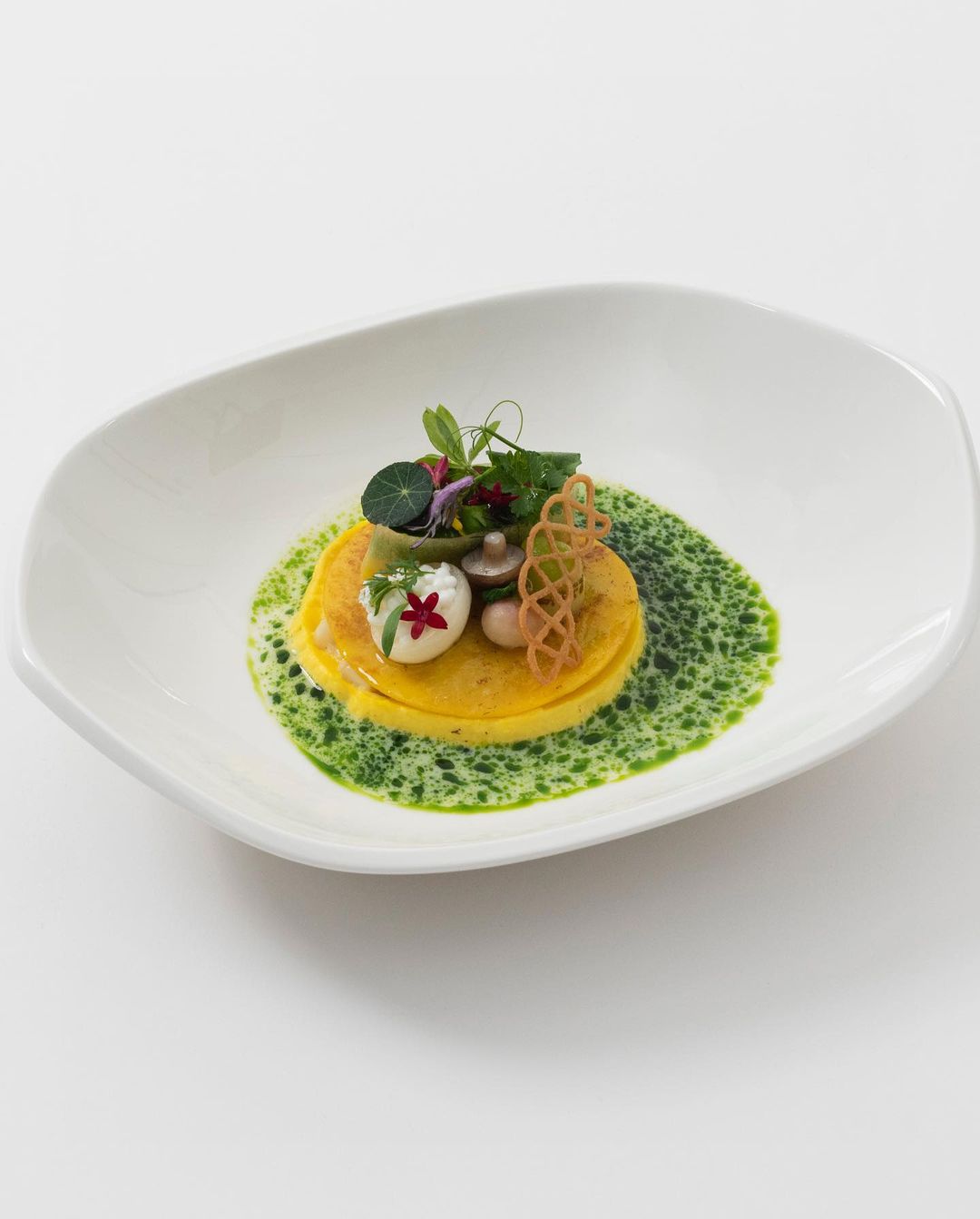 zemiak, kyslá smotana v podobe fine ding jedla