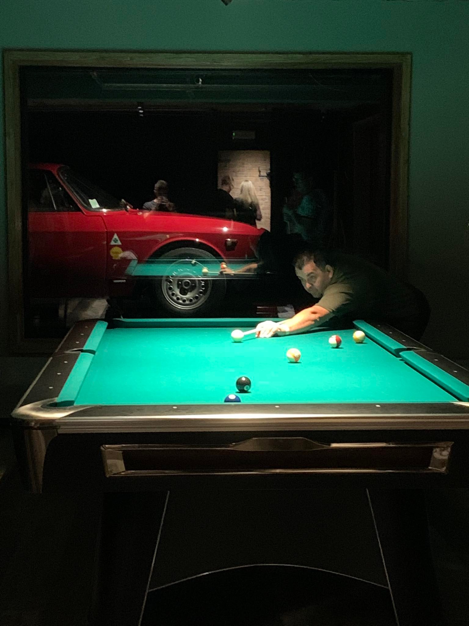 mum hrajúci biliard