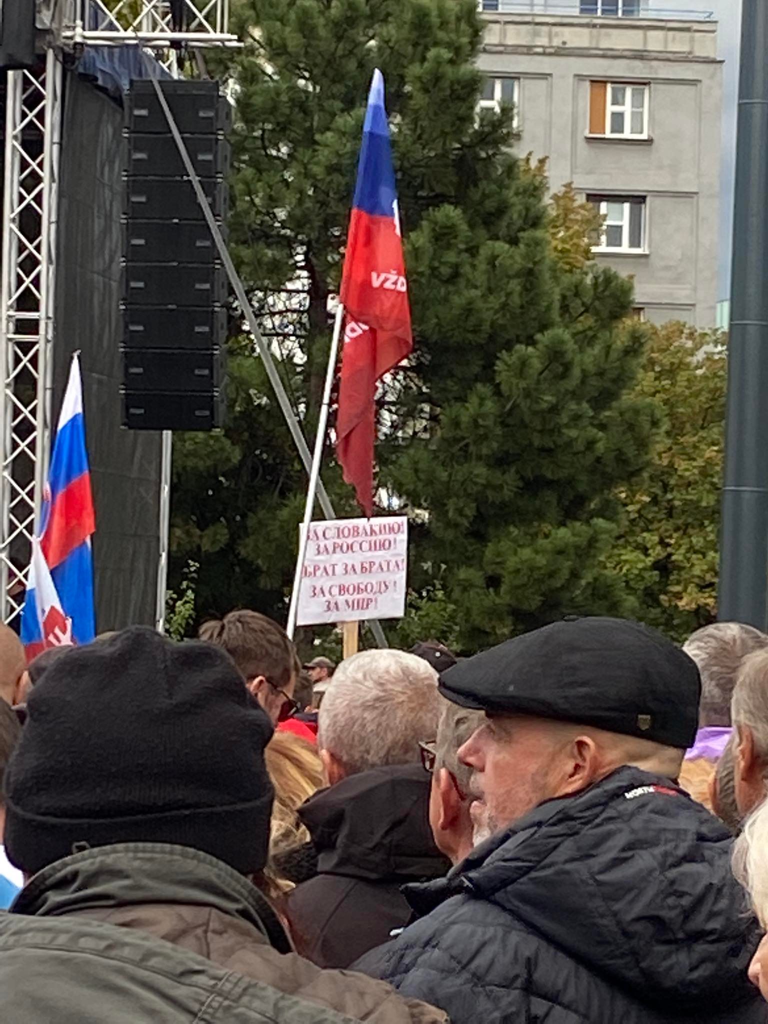 Aktivista na protivládnom proteste s banerom napísaným v azbuke
