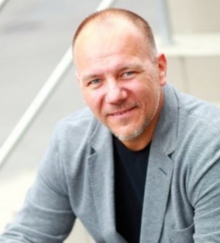 NAKA obvinila a zadržala podnikateľa Petra Holbu