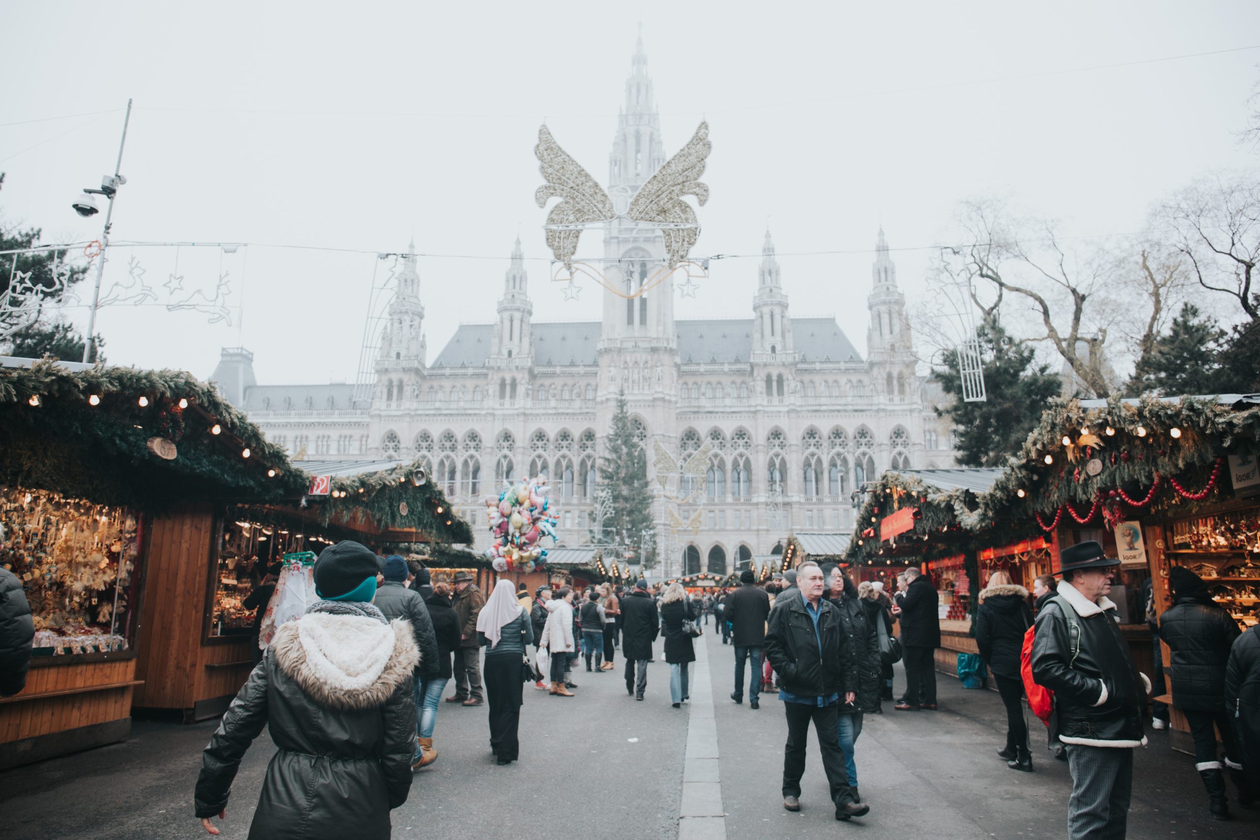 Vianočné trhy pod radnicou vo Viedni