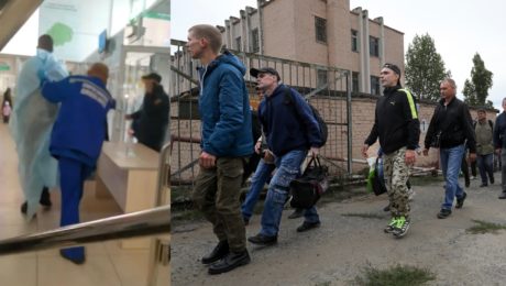 Muža, ktorý sa zapálil a kričal že nechce bojovať na Ukrajine, odvádzajú záchranári. Regrúti nastupujú v rámci ruskej čiastočnej mobilizácie.