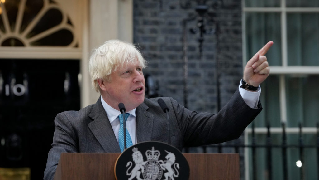 Boris Johnson pri rozlúčkovej reči na Downing Street v Londýne