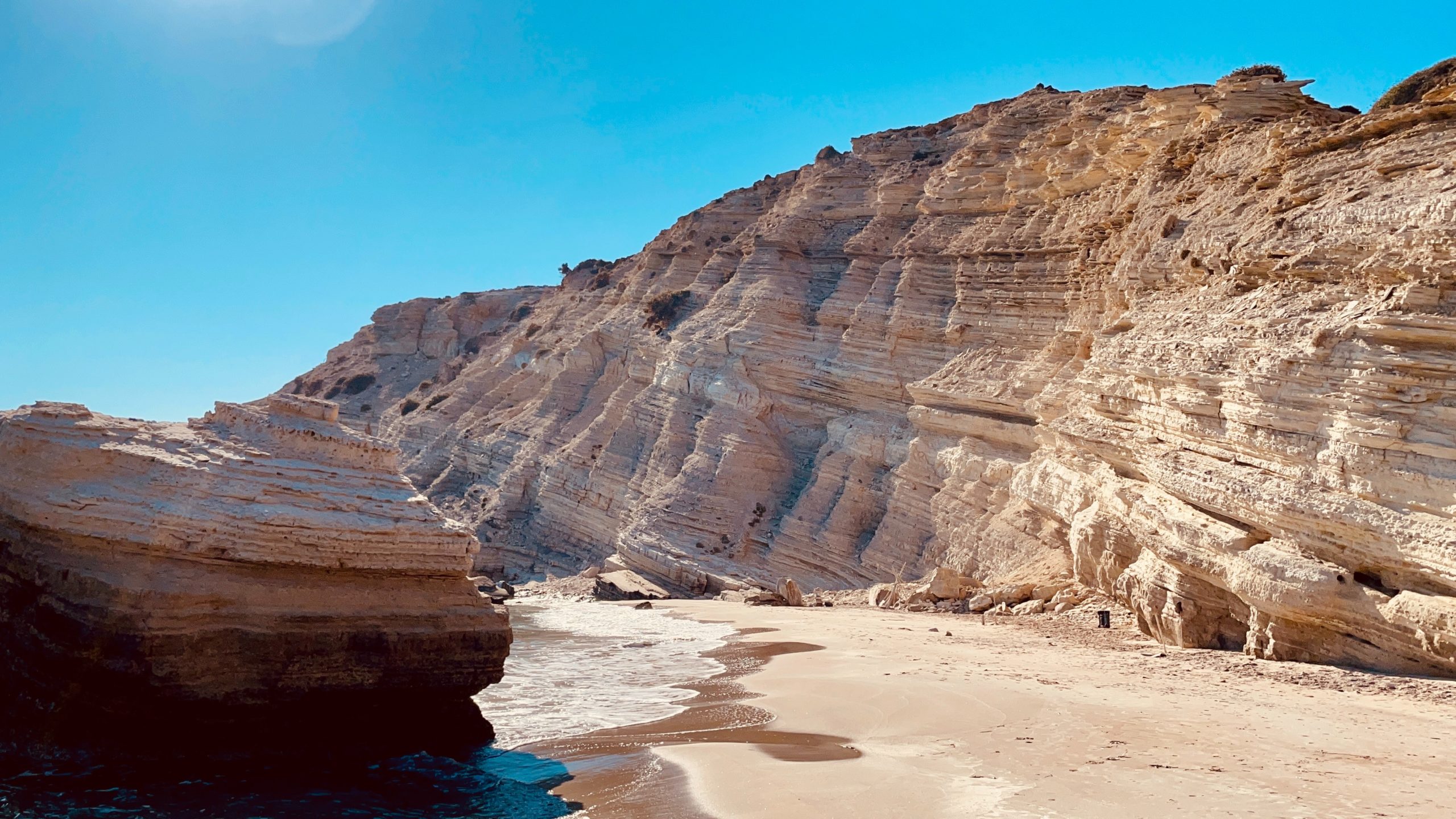Veľká skala a kúsok piesočnej pláže 