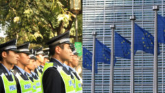Čínski policajti zoskupení v rade hladia na zástavy európskej únie