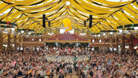 Plná pivná hala na Oktoberfeste