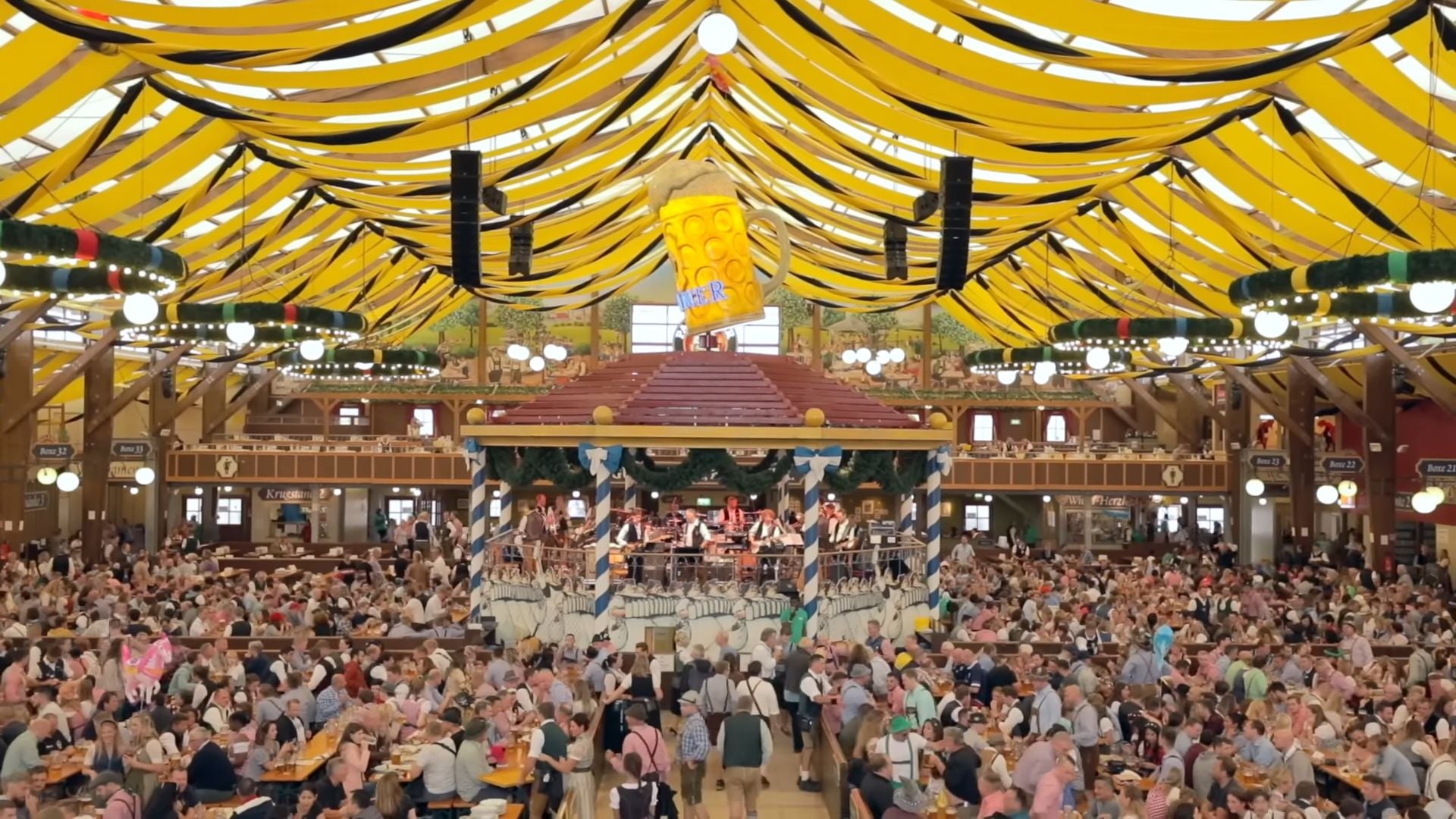 Plná pivná hala na Oktoberfeste