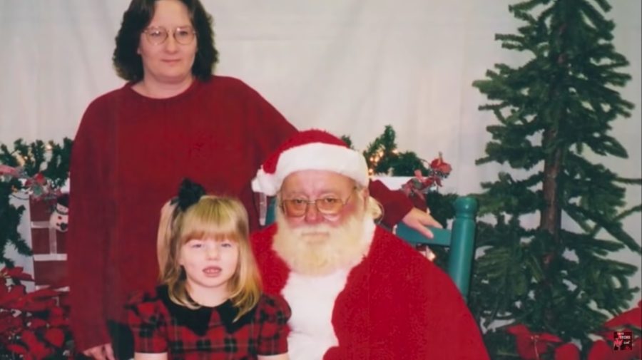 Na snímke dievča s matkou a Santa Clausom.