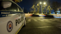 Policajné auto SR nachádzajúce sa na ceste, ilustračná foto