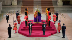 Rakva kráľovnej Alžbety II. bola vystavená so štátnymi poctami v priestoroch Westminsterského paláca v Londýne v pondelok 19. septembra 2022.