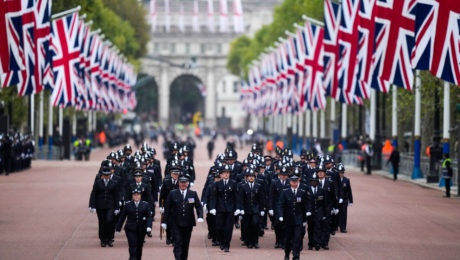 Policajti pred štátnym pohrebom britskej kráľovnej Alžbety II. v centre Londýna.
