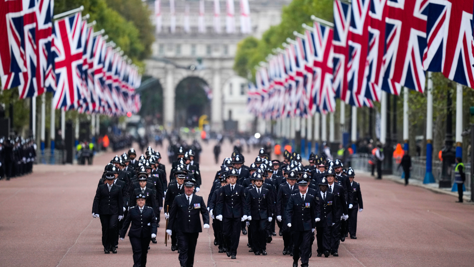 Na snímke policajti pred štátnym pohrebom britskej kráľovnej Alžbety II. v centre Londýna.