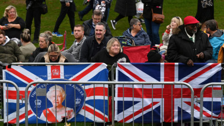 Ľudia čakajú pred štátnym pohrebom britskej kráľovnej Alžbety II.