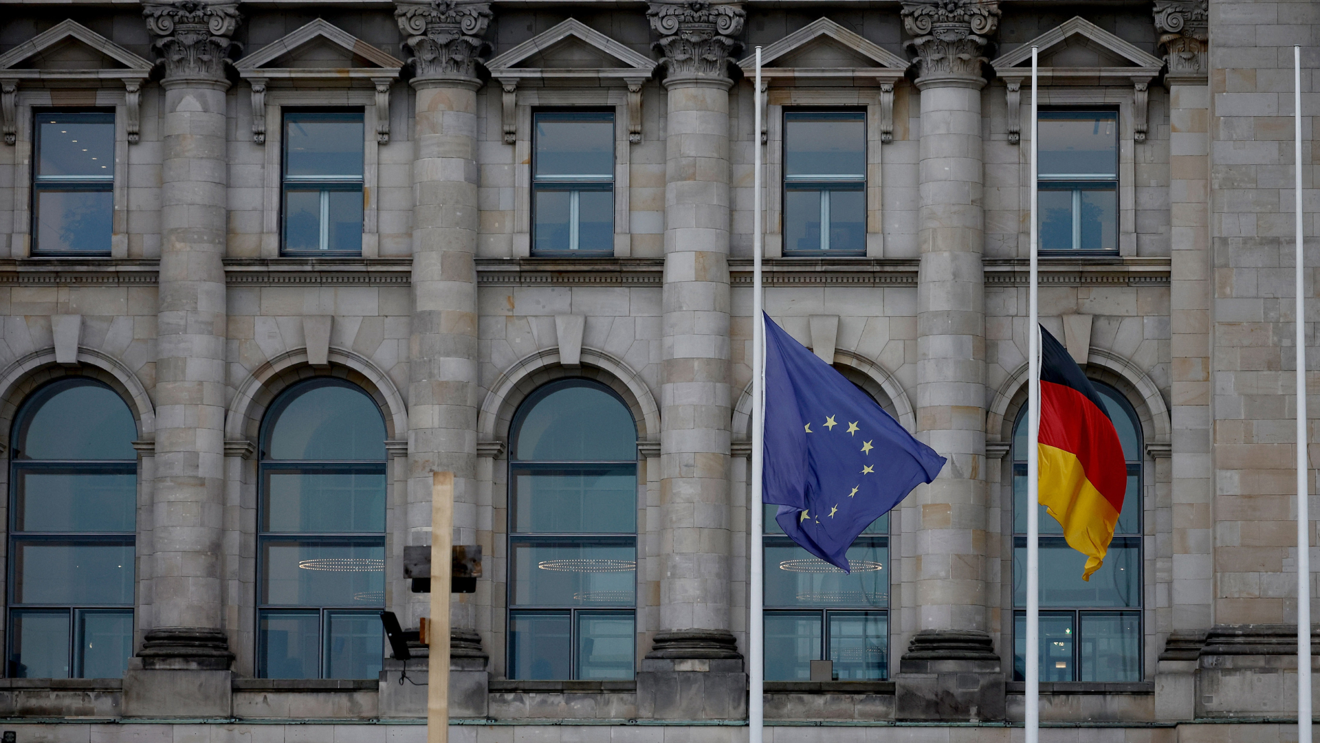 Vlajka Nemecka a Európskej únie sú spustené na pol žrde na budove parlamentu v Berlíne na počesť štátneho pohrebu britskej kráľovnej Alžbety II.