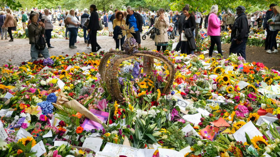 Kytice kvetov počas pohrebu Kráľovnej Alžbety II.