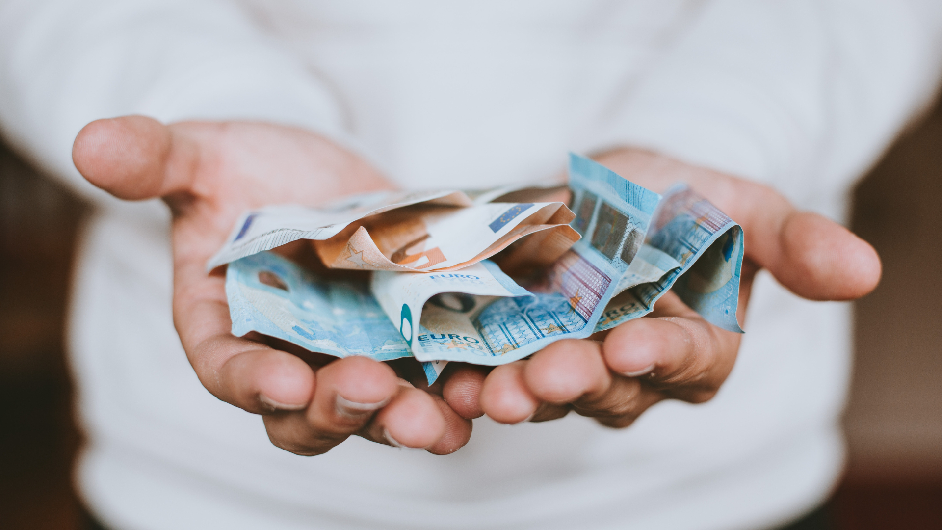 Eurá na rukách Peniaze na rukách človeka