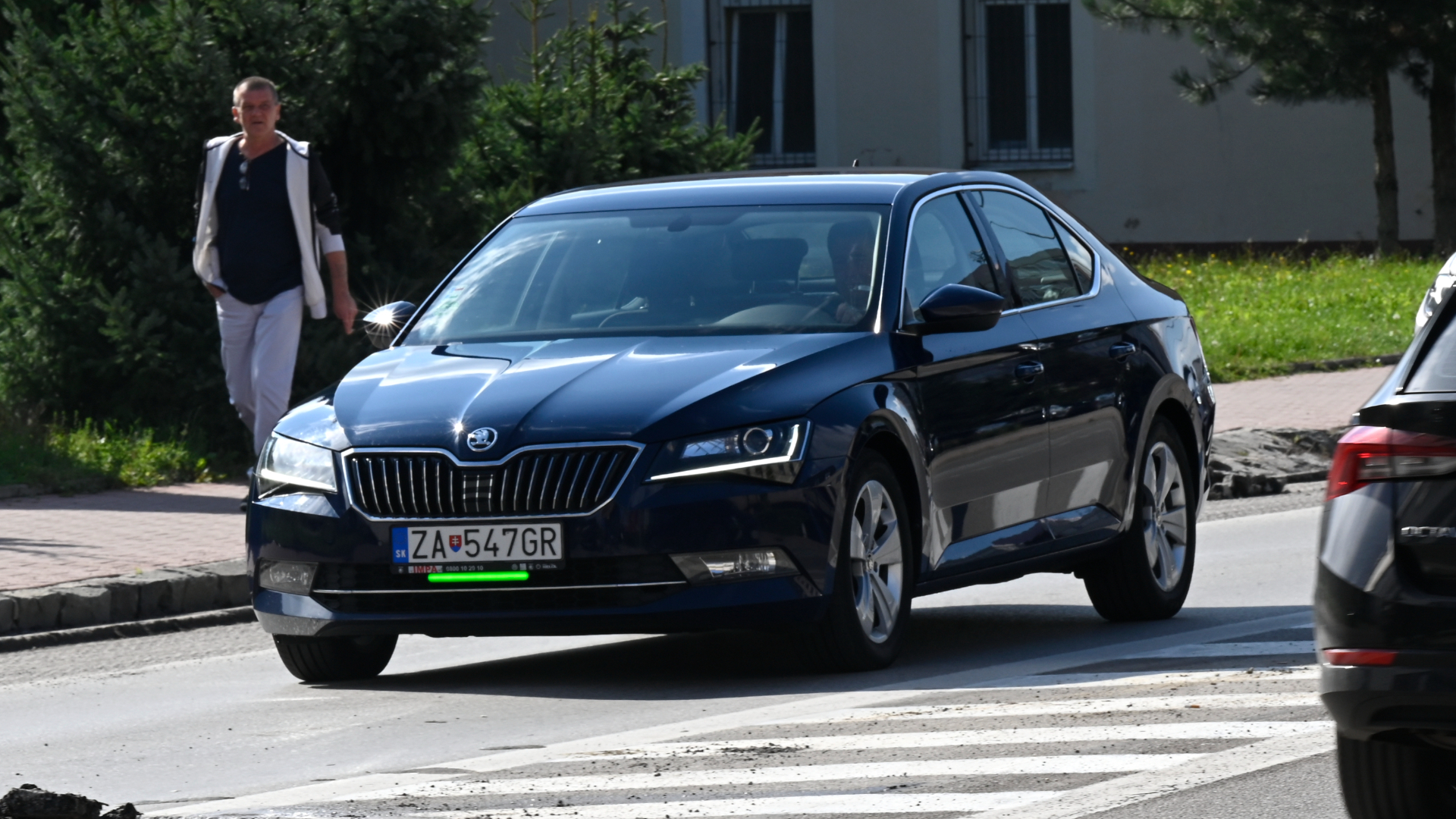 Auto s namontovaným predným zeleným brzdiacim svetlom