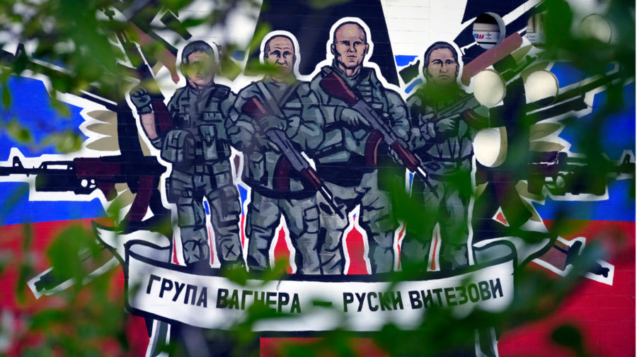 Nástenná maľba zobrazujúca žoldnierov ruskej súkromnej polovojenskej organizácie Vagnerova skupina