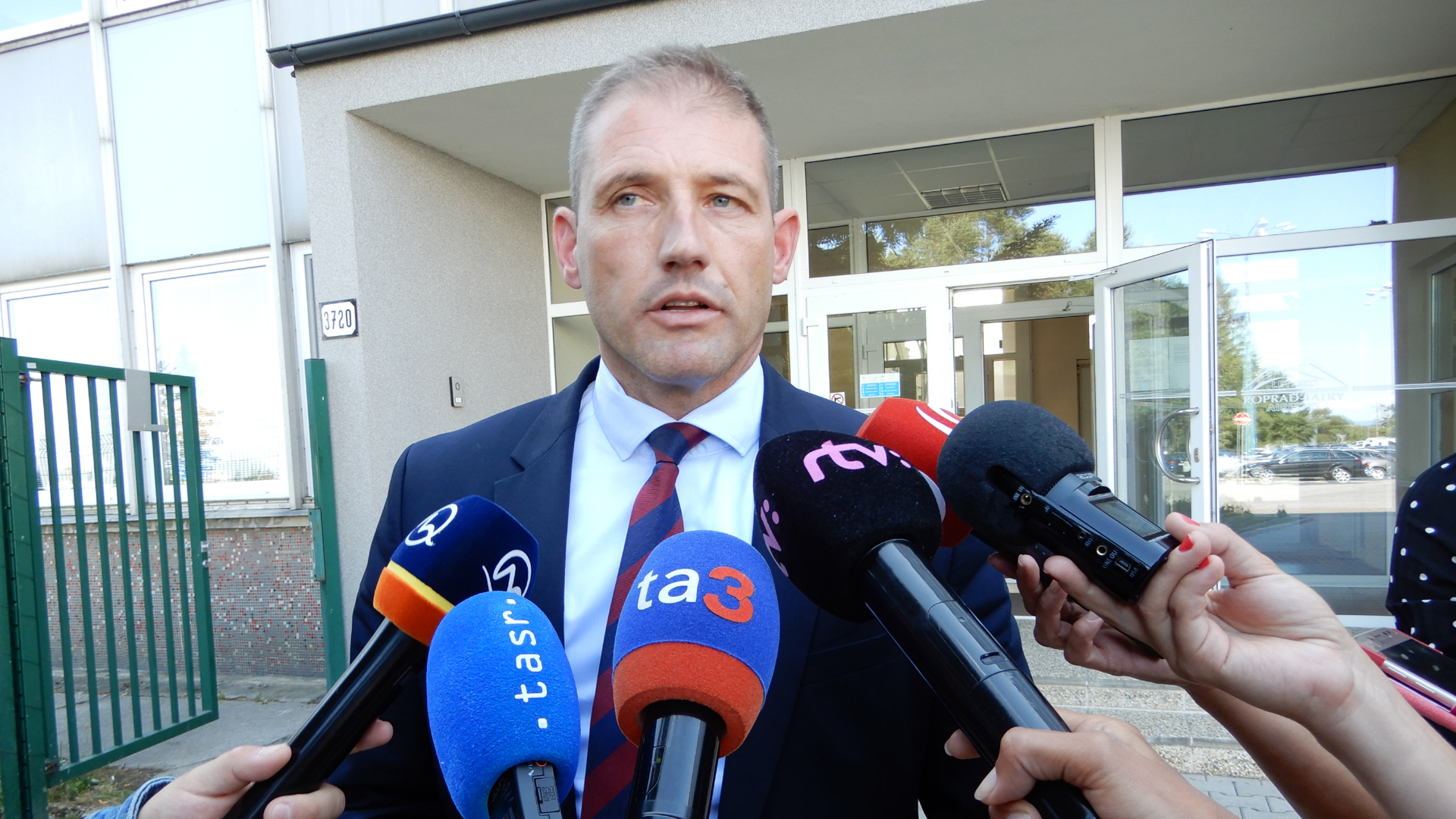 riaditeľ letiska v Poprade Peter Dujava po rokovaní so zamestnancami