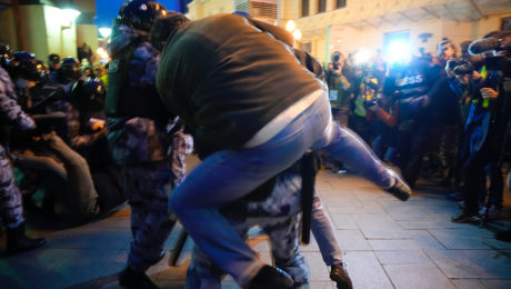 Na fotografii je Rus, ktorý počas protestov vyskočil na policajta.