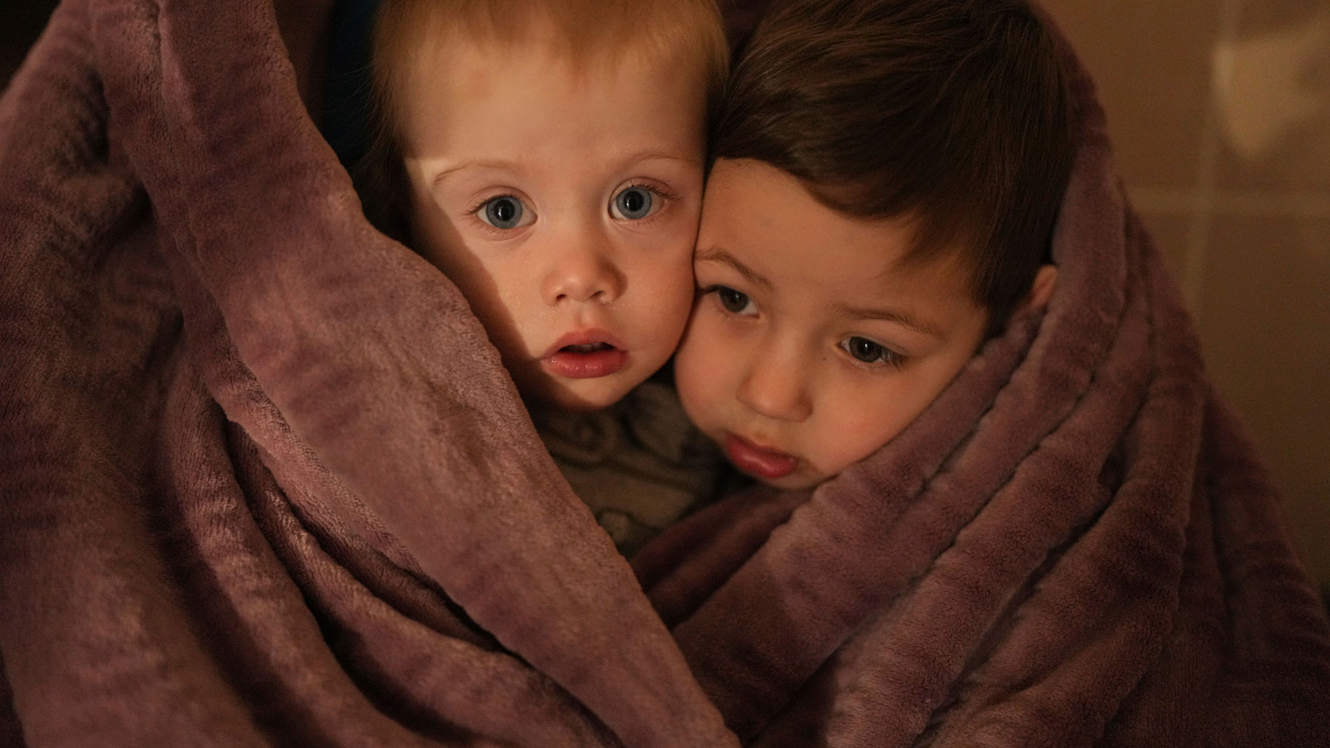 deti z mariupola zohrievajúce sa pod dekou