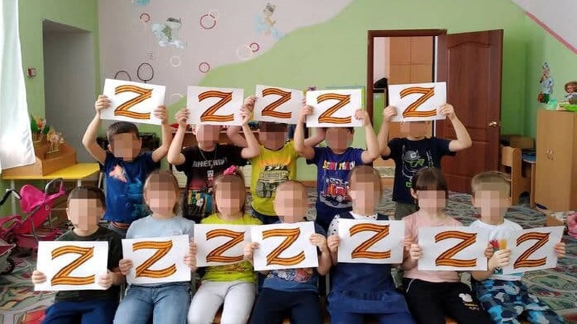 skupina detí držiaca znak ruskej propagandy