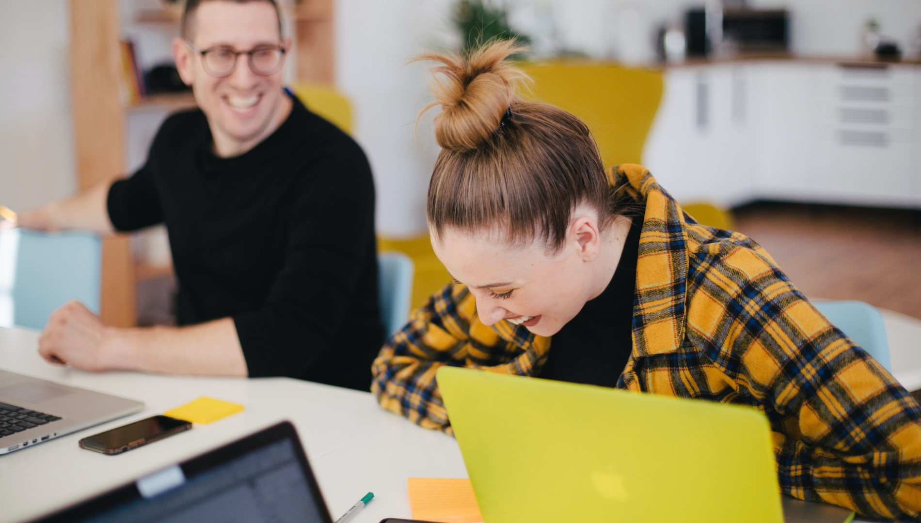 Kolegovia Kolegovia v práci sa zabávajú