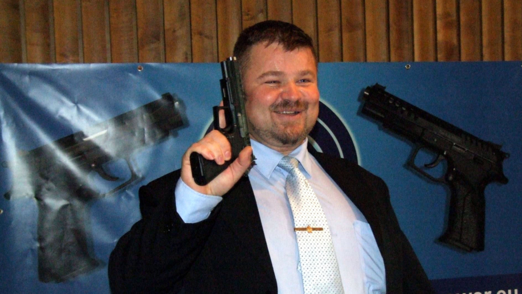 Jaroslav Kuracina so zbraňou