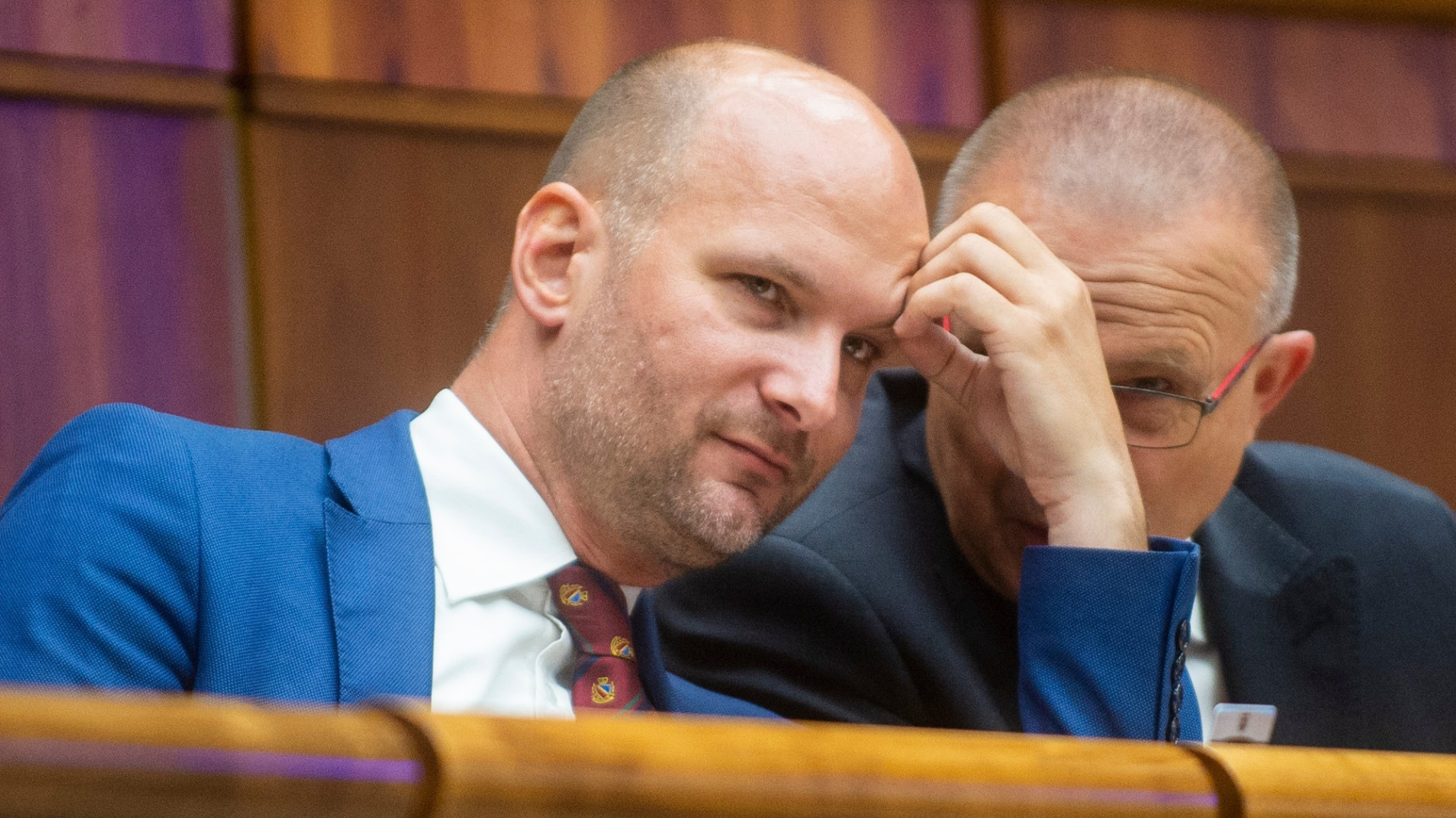 Gábor Grendel sa tvári vážne