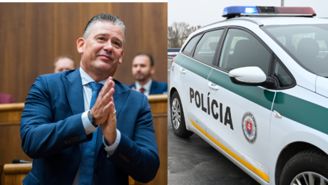 Roman mikulec gestikuluje a policajné auto