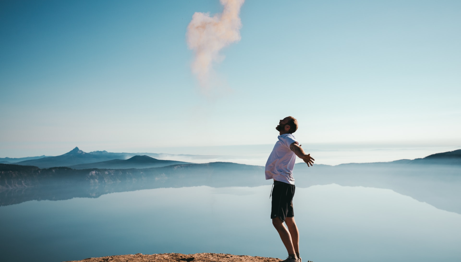 Muž na okraji útesu