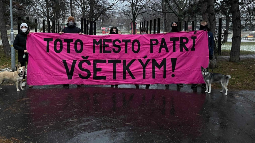 Transparent s nápisom