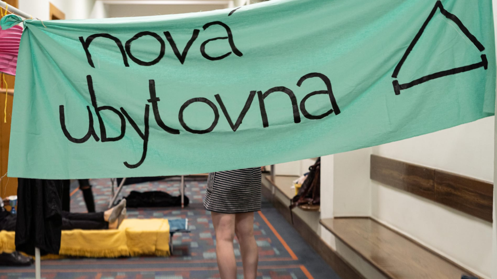 Transparent s nápisom