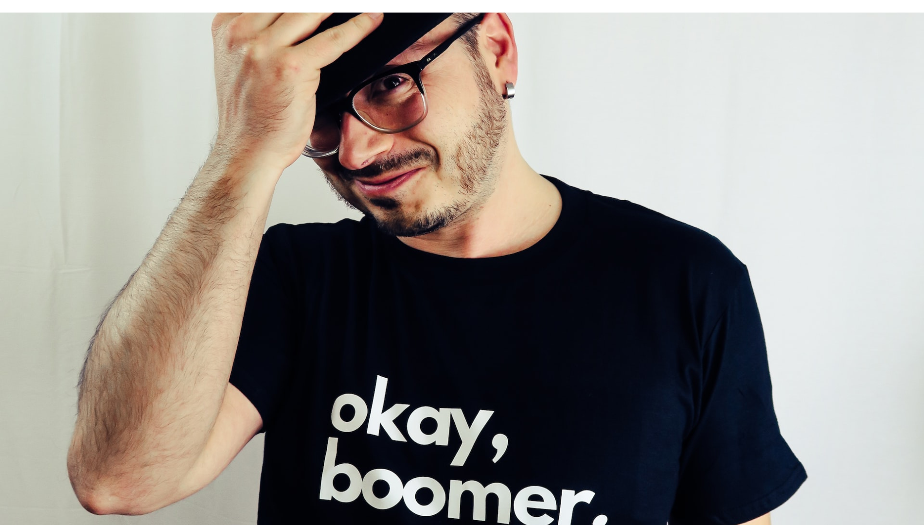 Muž pózujúci v klobúku