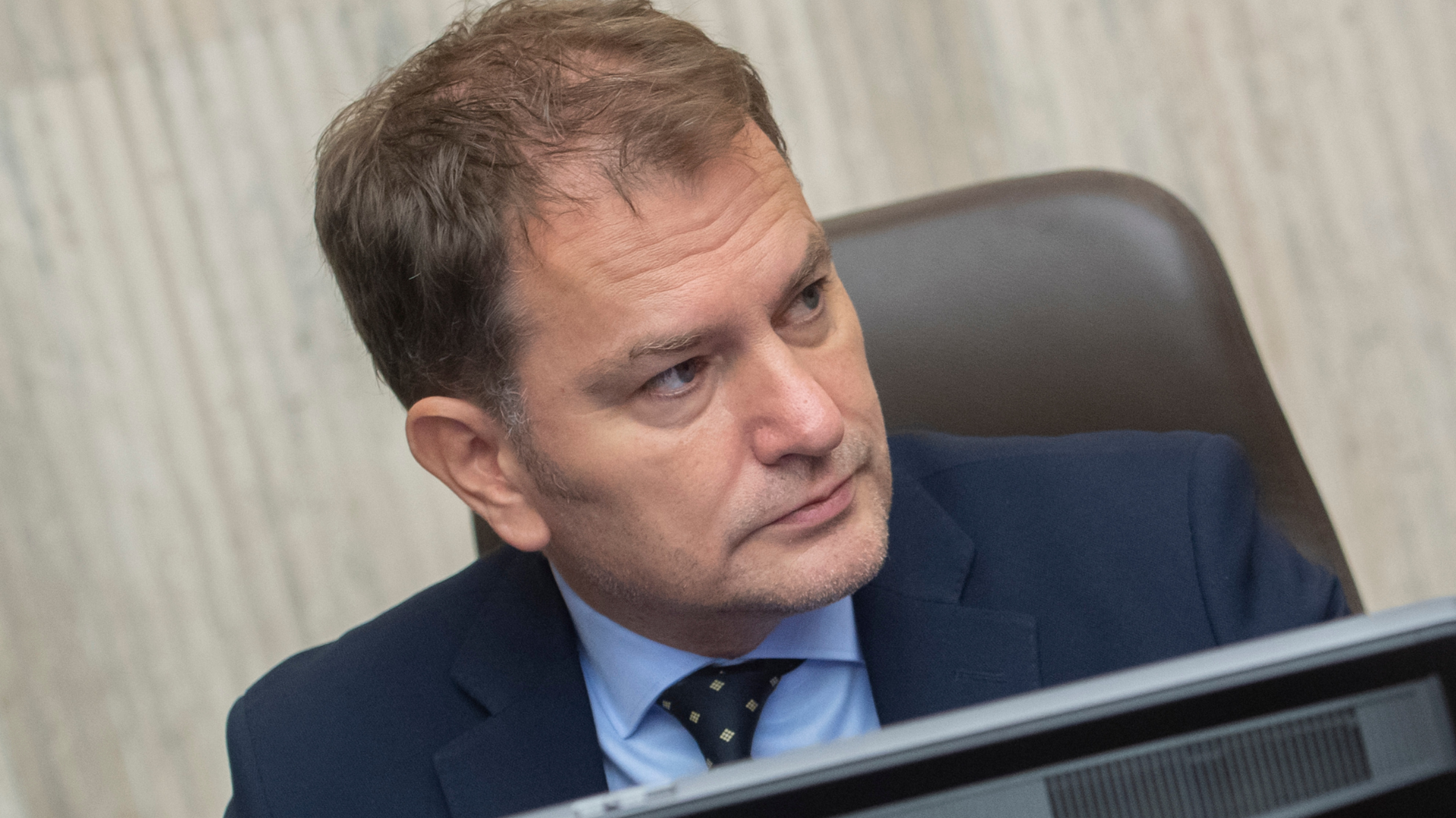 Igor Matovič pozerá do strany