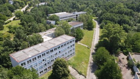 Záber z dronu na základnú školu v Záhorskej Bystrici