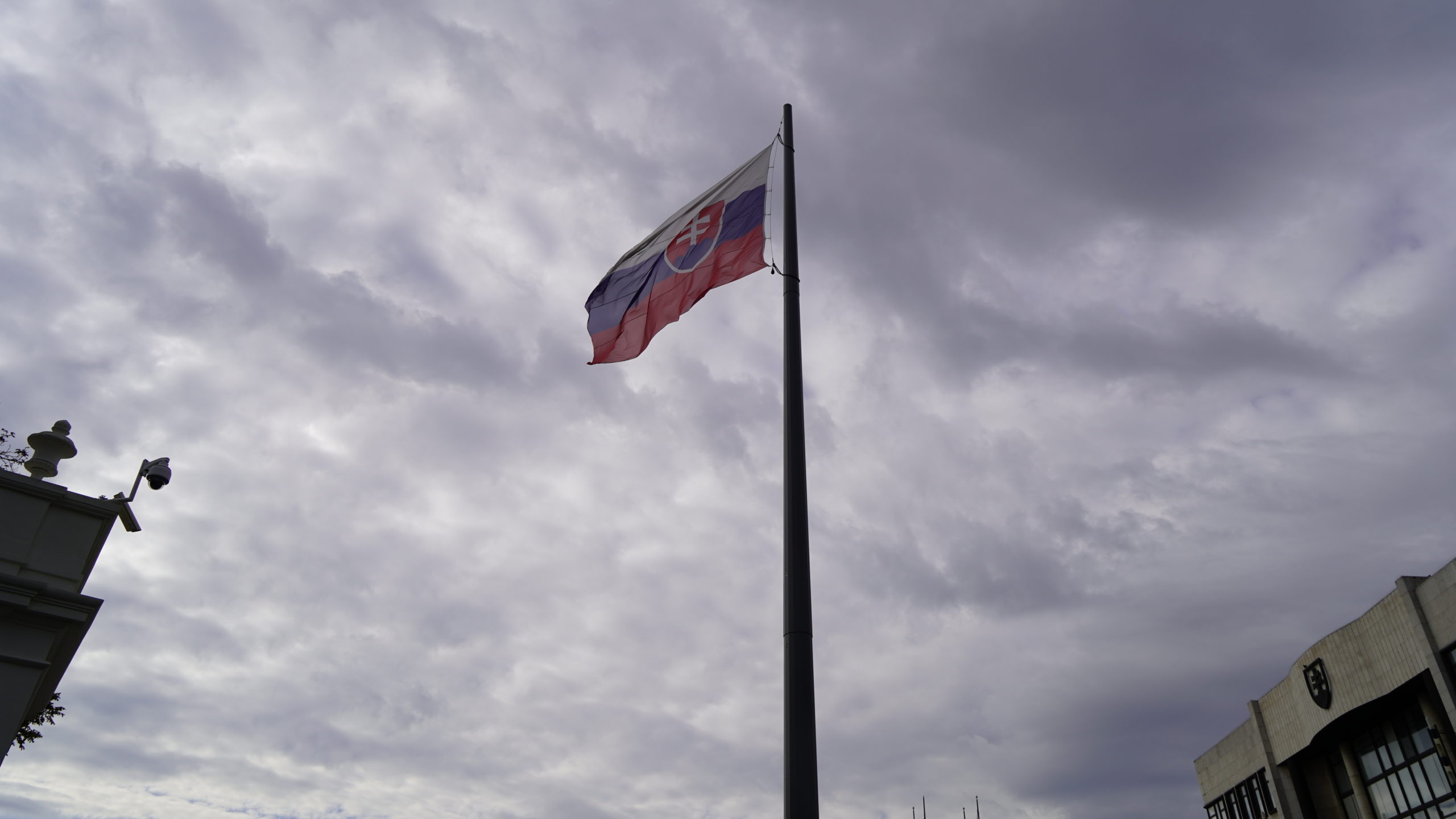 Stožiar pred parlamentom