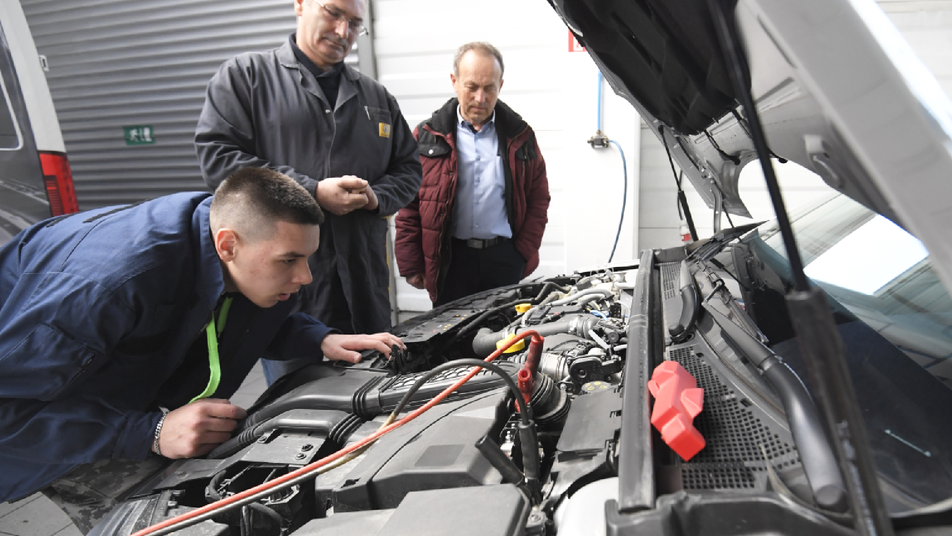 študenti počas praktickej časti súťaže Autoopravár Junior 2019 v rámci duálneho vzdelávania