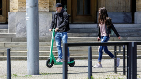 muž ide na elektrokolobezke