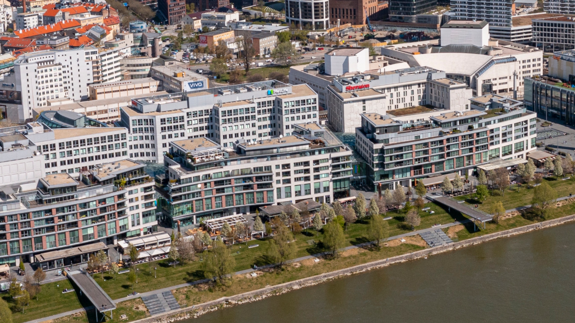 Na snímke je Eurovea promenáda