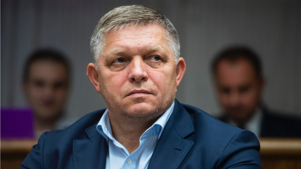 Robert Fico je zamyslený