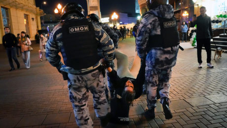 Počas protestov v Moskve polícia zadržala ľudí.