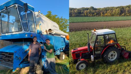 Na snímke je traktor pri žatve a farmári.